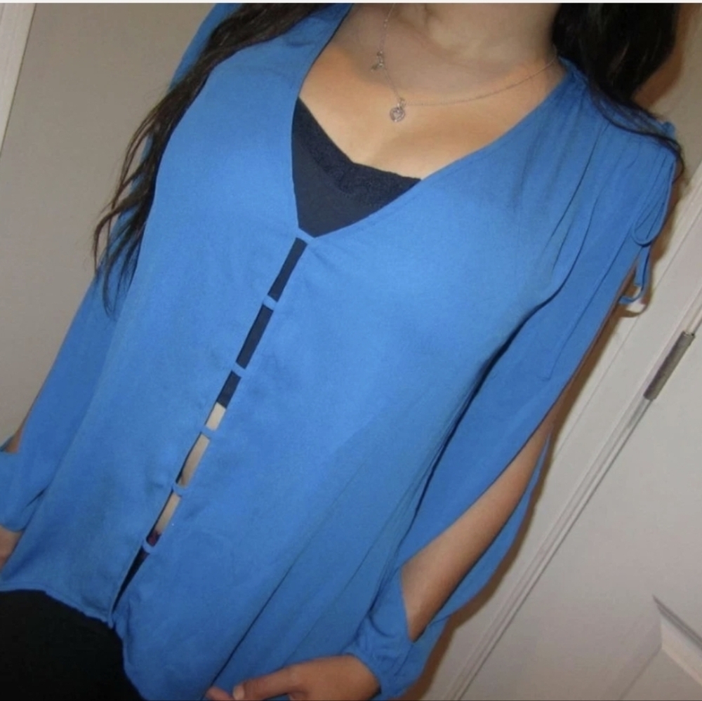 Bebe Open Slit Long Arms Crop Back Elegant Blue Women's Top